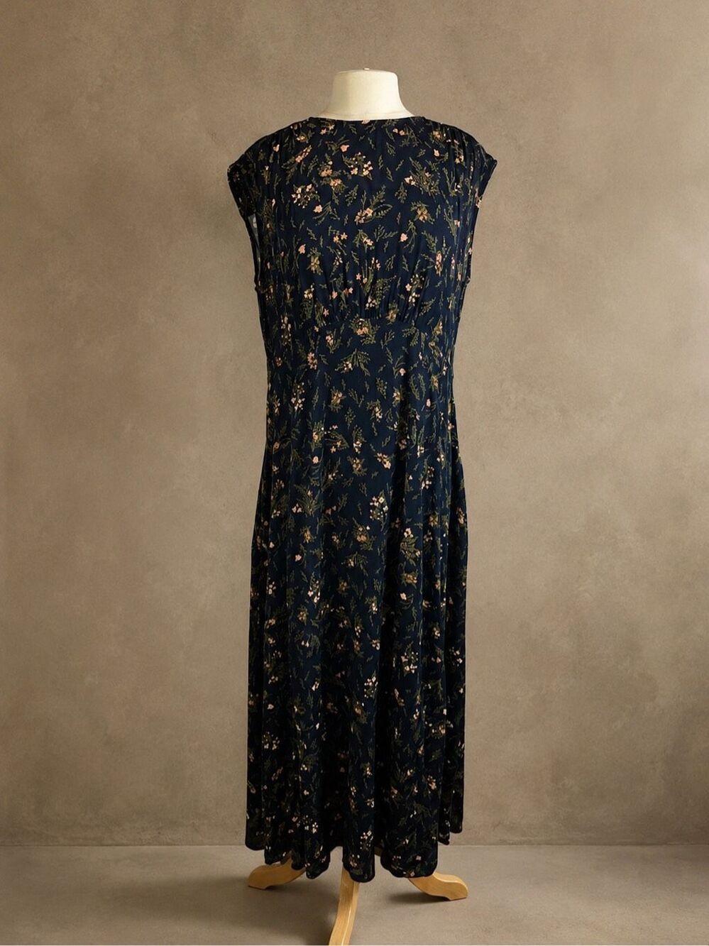 UNIQLO Size M Navy Floral Sleeveless Fit & Flare Maxi Dress